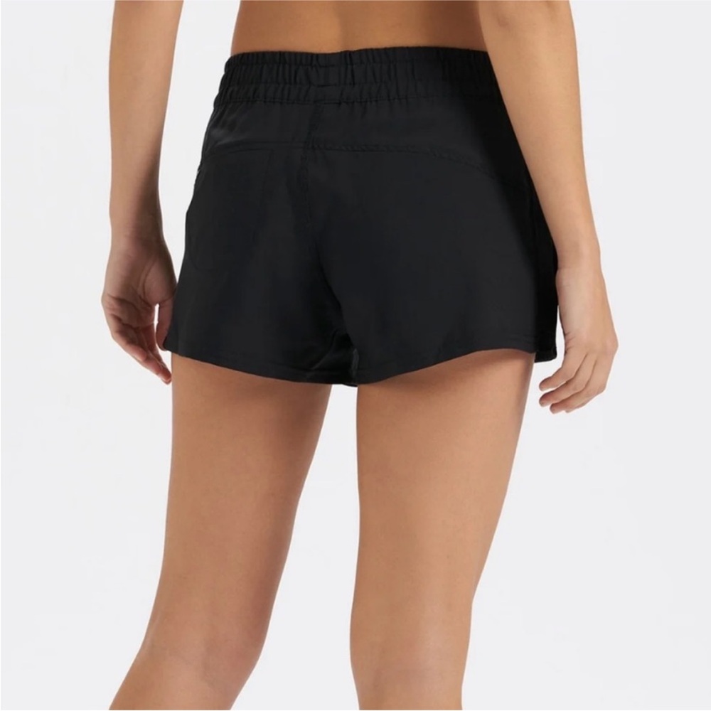 Vuori Black Dash Performance Short - Picture 3 of 12